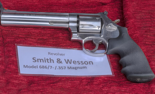 Polska Cmielów 10 grudnia 2023 o 11:39. Piękny amerykański klasyczny rewolwer Smith and Wesson .357 Magnum. Błyszczący rewolwer  podczas wystawy broni na pikniku strzeleckim na strzelnicy.
