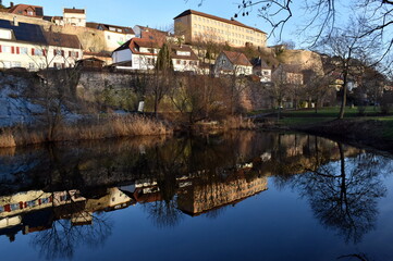 Häuser in Breisach spiegeln sich im Wasser