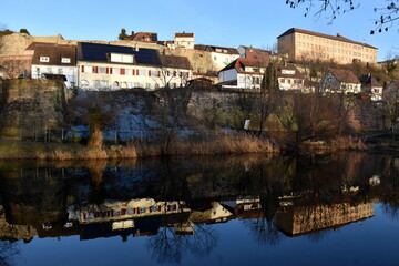 Fototapeta premium Häuser in Breisach spiegeln sich im Wasser