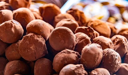 Crédence de cuisine en verre imprimé Brugges Chocolate products sold in a Belgian confectionery shop, Bruges