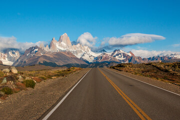 Fototapeta na wymiar ruta 40 of patagonia: road leading up to fitz roy mountain