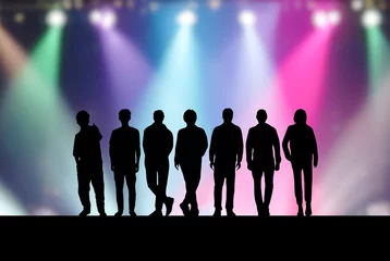 Fotobehang ステージ上の7人の男性アイドルとカラフルなスポットライト © smile