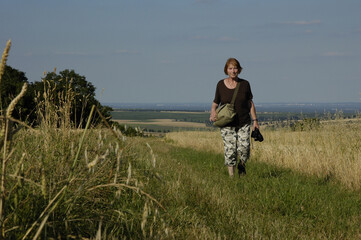 frau wandert auf feldweg