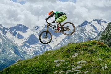 Gordijnen Mountain biker jumped © sports photos