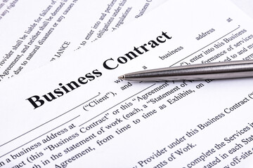 Obraz premium The pen lies on the contract. Business relationship concept.