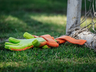 Guantes de futbol sobre c&eacute;sped 
