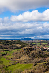 Rocher Flayac, monticule de roche volcanique, depuis le village de Polignac, près du Puy-en-Velay