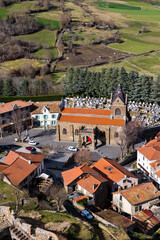Village de Polignac, près du Puy-en-Velay, avec sa mairie et son église, depuis les remparts de...