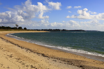 The tip of Kerpenhir is a peninsula, located in the town of Locmariaquer which marks the entrance of the Gulf of Morbihan
