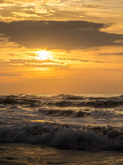 Coucher de soleil avec vue sur la mer et les vagues en Camargue (france)