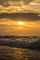 Coucher de soleil avec vue sur la mer et les vagues en Camargue (france)
