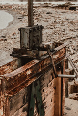 Valve de fermeture/ouverture rouillée au cœur des marais salants de Camargue.