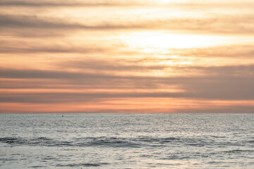Fototapeta premium Beautiful pastel sunset over the ocean 