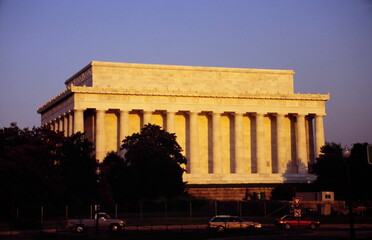 Obraz premium Lincoln Memorial in Washington DC under sunset