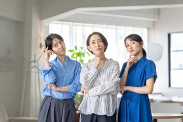 Fotobehang 悩むビジネス女性3人 © naka