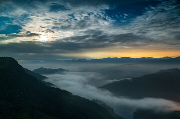 The sea of clouds on a quiet moonlit night makes you feel unpredictable.