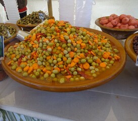 bol de aceitunas encurtidas con zanahoria, pimiento rojo y cebollitas