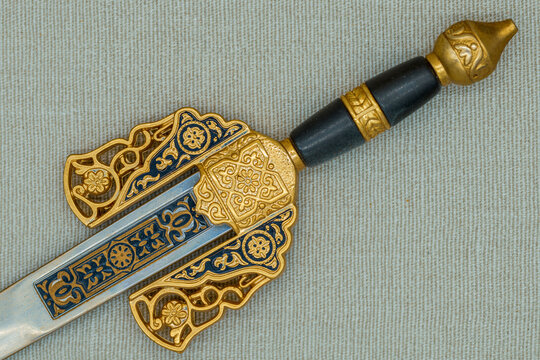 Detalle de la empu&ntilde;adura de una espada jineta