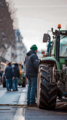 Des fermiers avec leurs tracteurs en train de manifester en ville au format portrait. - obrazy, fototapety, plakaty