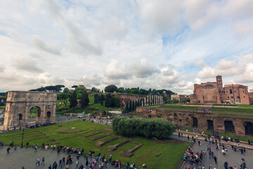 Fototapeta na wymiar Roma. Dentro al Colosseo, L'anfiteatro Flavio. Storia dell'impero romano