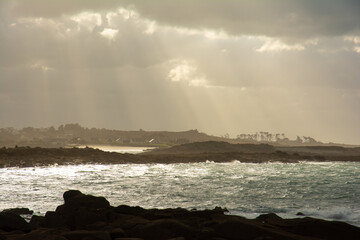 Joli paysage de mer sur la côte bretonne à Landrellec en hiver - Bretagne France