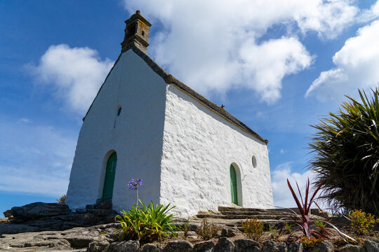 La chapelle Sainte-Barbe &agrave; Roscoff, embl&egrave;me de spiritualit&eacute; bretonne, invite &agrave; la contemplation dans ce port paisible, entre ciel et mer.