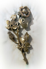 Rose aus Metall auf einem Grabstein - metal rose on a tombstone
