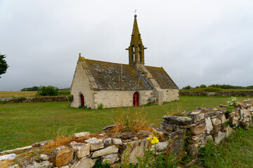 La chapelle Saint-Vio, nichée dans la baie d'Audierne le long de la route du Vent Solaire, incarne le patrimoine religieux et la beauté naturelle de la Bretagne.