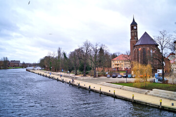 Die St. Johanniskirche am Ufer der Havel in der Stadt Brandenburg