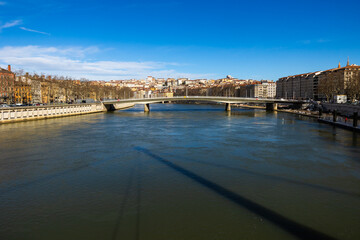 Fototapeta premium Quartier de la Croix-Rousse à Lyon depuis les quais de Saône