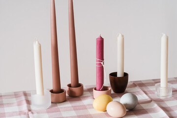 Easter place setting with candles and multi colored eggs - 748940739
