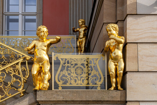 Putten auf der Fahnentreppe am Landtag, Potsdam, Brandenburg, Deutschland