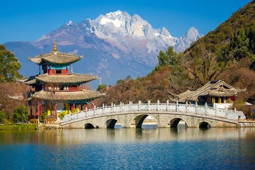 Tischdecke Bridge and pagoda pavilion at the Black Dragon Pool with Yulong Snow Mountain in the background. Lijiang, Yunnan, China © visual energy
