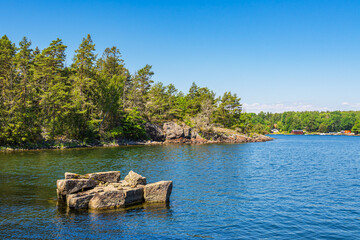 Ostseeküste mit Bäumen und Felsen auf der Insel Uvö in Schweden - 748962320
