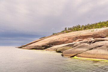 Ostseeküste mit Felsen auf der Insel Blå Jungfrun in Schweden - 748962330