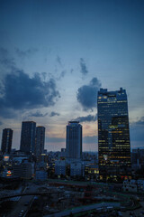 大阪梅田の夜景。日没とともに高層ビルの光が輝く