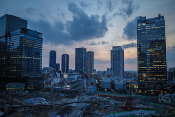 大阪梅田の夜景。日没とともに高層ビルの光が輝く