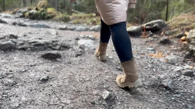 
Kobieta idąca ścieżką g&oacute;rską w g&oacute;ry