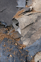 Bauschutt, alte Dachpappe in einem Container