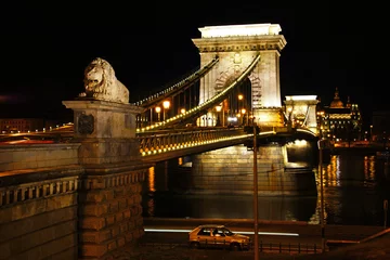 Rideaux velours Széchenyi lánchíd Night view of the Szechenyi Chain Bridge is a suspension bridge that spans the River Danube between Buda and Pest.