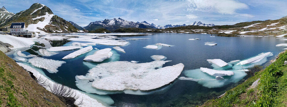 Panorama vom Totensee auf dem Grimselpass, teilweise noch mit Eis bedeckt