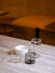 vaso y taza sobre mármol