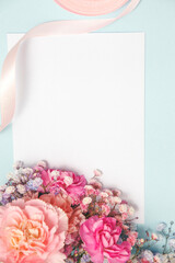 Różowy bukiet kwiatów z wstążką. Miejsce na tekst.  - obrazy, fototapety, plakaty