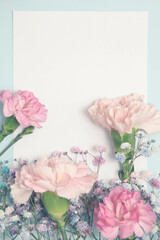 Biała kartka papieru z pastelowymi kwiatami.  - obrazy, fototapety, plakaty