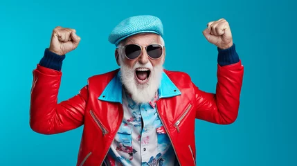 Fotobehang alter stylischer Mann lachend mit guter Laune und positiver Ausstrahlung vor farbigem Hintergrund in 16:9 schreit vor Freude © Laura