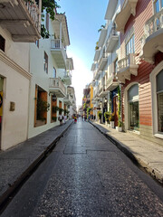Paseo por las calles de la ciudad amurallada en Cartagena de Indias. Colombia.