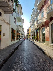 Fototapeta premium Paseo por las calles de la ciudad amurallada en Cartagena de Indias. Colombia.