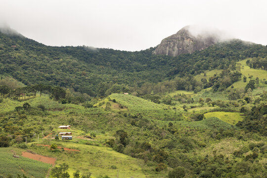 Em meio à deslumbrante paisagem da Serra da Mantiqueira, na Estância Climática São Bento do Sapucaí. Está localiza a Pedra do Baú.