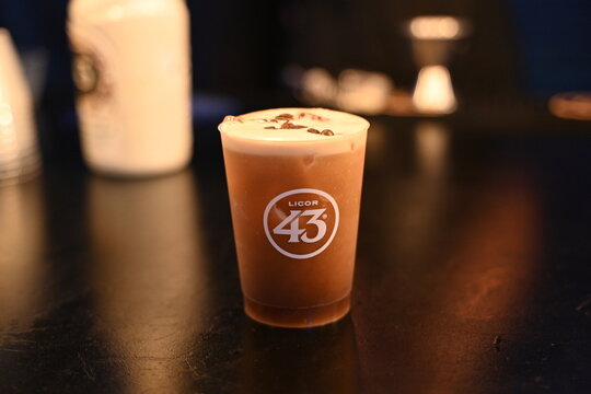 Carajillo con licor del 43 y granos de caf&eacute; 