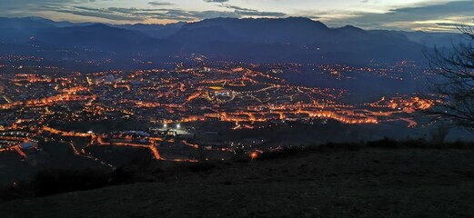ciudad de Oviedo de noche